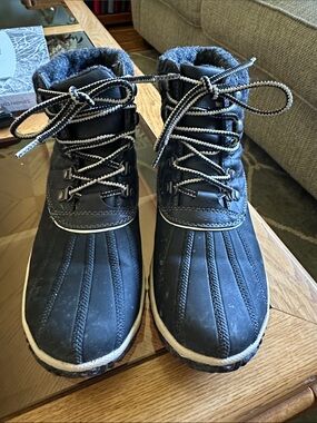 Global Win Black Winter Lace-Up Boots with Contrasting White-Black Laces